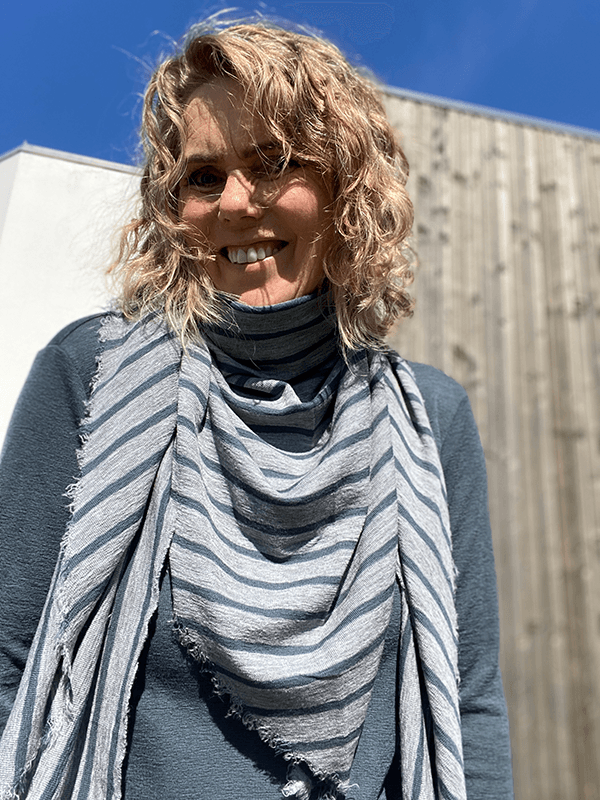 1023 TrekantSjal (L), Steel Grey / Asphalt, Merino