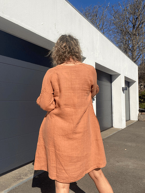 12029 Kjole, Pecan Brown, Lin Tynn