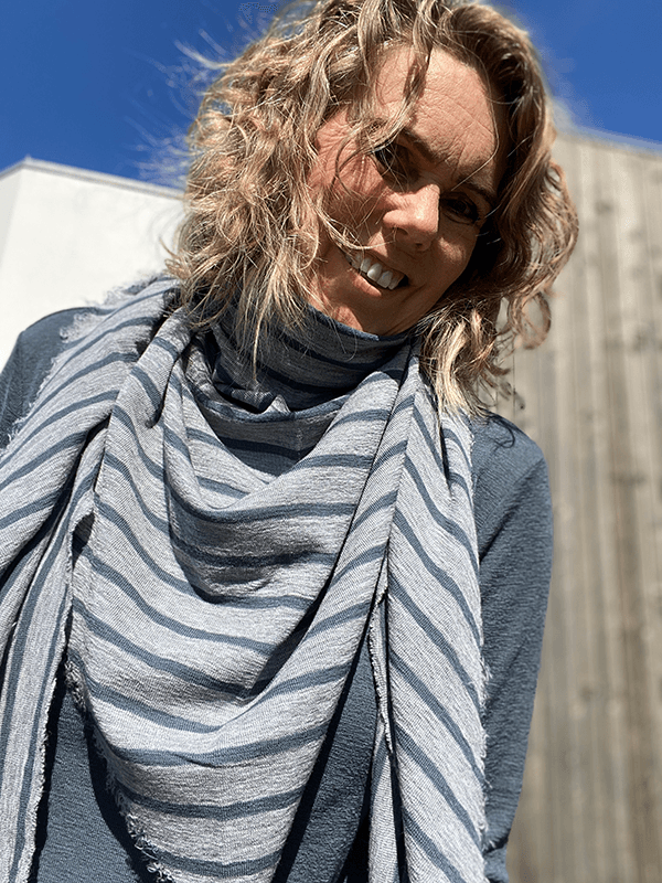 1023 TrekantSjal (L), Steel Grey / Asphalt, Merino