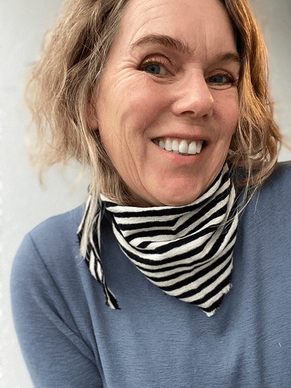 1040 TriangelSkjerf (S), Black / Raw White, Smale Striper, Merino