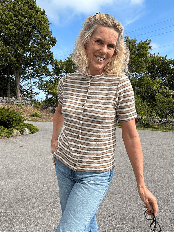 8032 Cardigan Kort Erm, Light Camel / Asphalt / Raw White, Merino