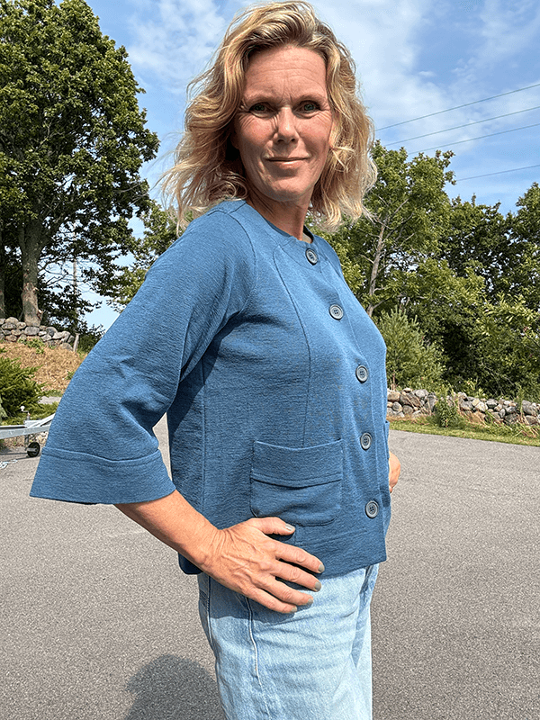 8028 Jakke Rund Hals, Denim Blue, Merino