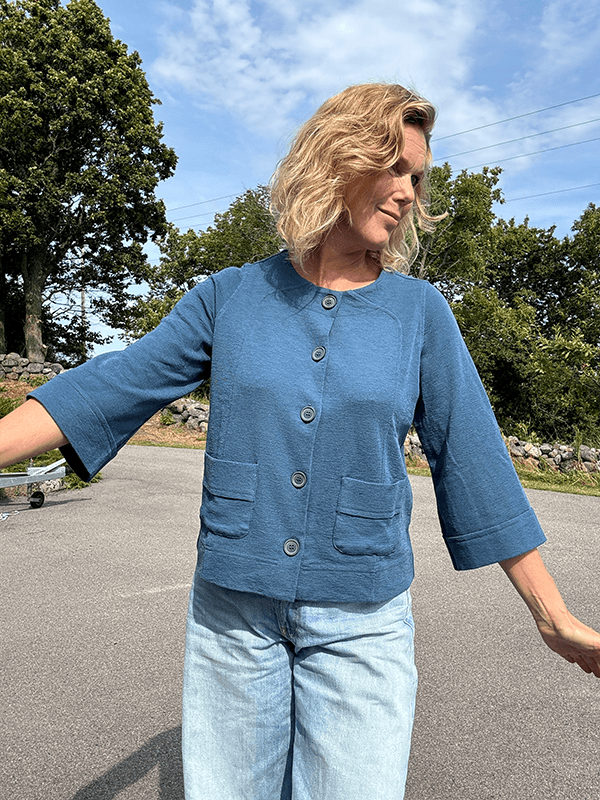 8028 Jakke Rund Hals, Denim Blue, Merino